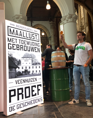 Jeroen Jaspers met bier tijdens Week van NLs bier