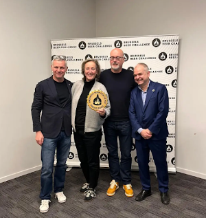 Jopen mensen tussen organisatie Brussels Beer Challenge