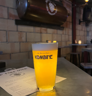 KOMBINE 2025 bierglas voor een tafellamp