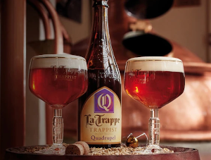 La Trappe Quadrupel fles en twee glazen