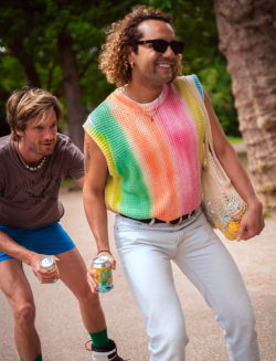 Mannen rolschaatsen met IPGAY bier