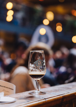 Proefglaasje tijdens homebrew competitie bij Cannibale Royale