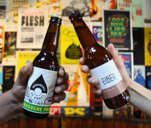 Proosten met flesje bier van De Prael en Eiber