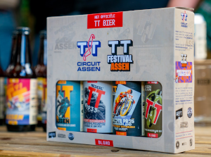 TT Bierpakket op tafel met flesjes van het bier erachter