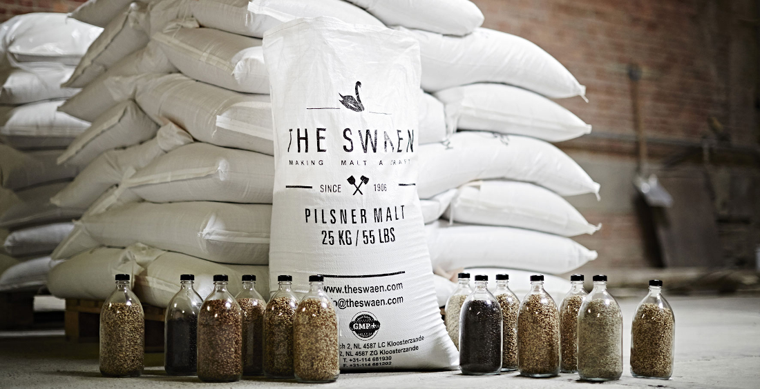 Verschillende moutsoorten en zakken mout van The Swaen