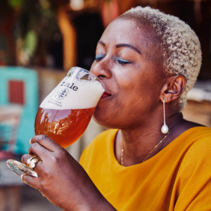 Vrouw drinkt bier uit Tale bierglas