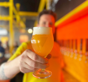 Walhalla oprichter Aart met een glas bier in zijn proeflokaal