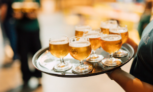 blad bier vastgehouden door ober