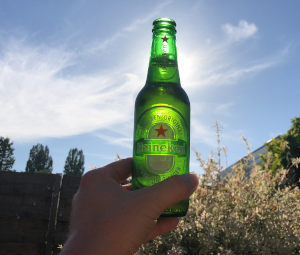 flesje Heineken met de zon erachter