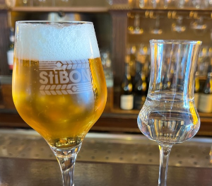 glas bier met stiBON logo en glaasje sterke drank