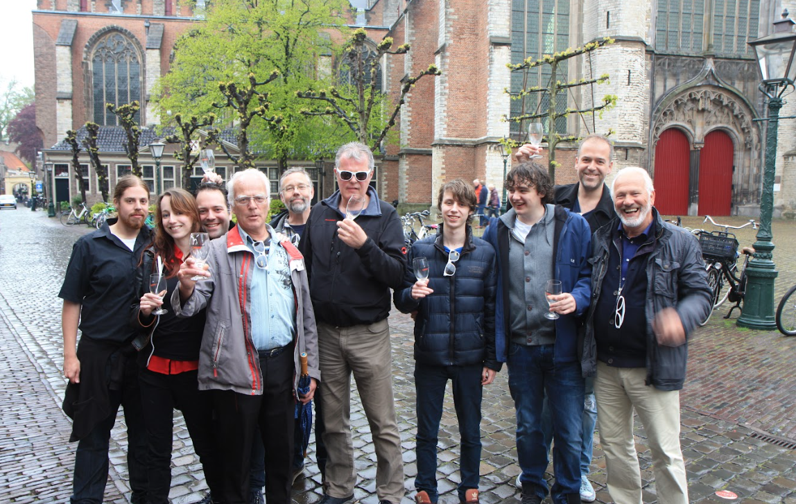 groep bierliefhebbers tijdens lentebierwandeling leiden