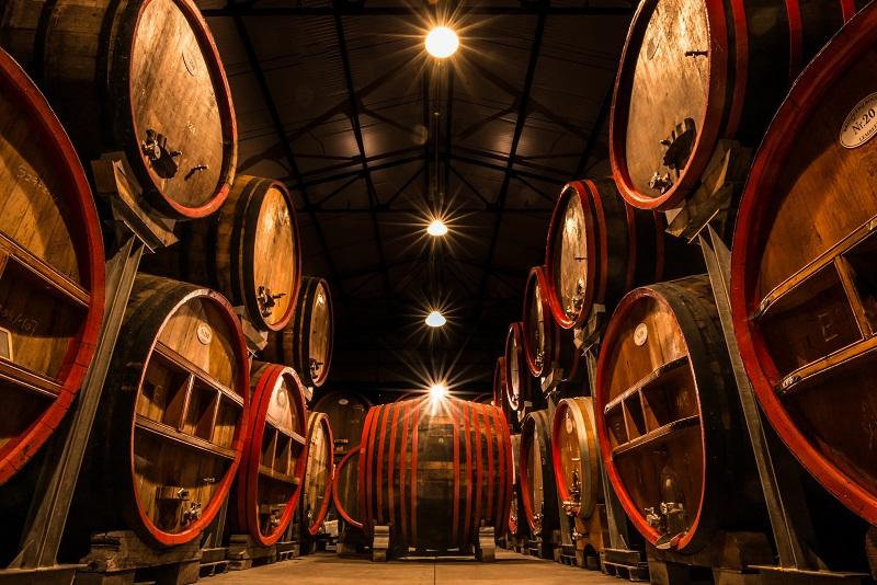 grote houten vaten bij brouwerij boon