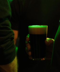 herfstbier in de hand in rotterdam