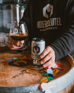 moersleutel 10 jaar jubileumbier op een houten vat