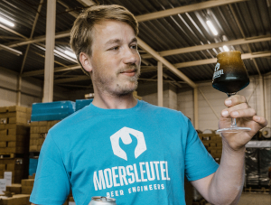 moersleutel brouwer met non alcoholische Motor Oil bier