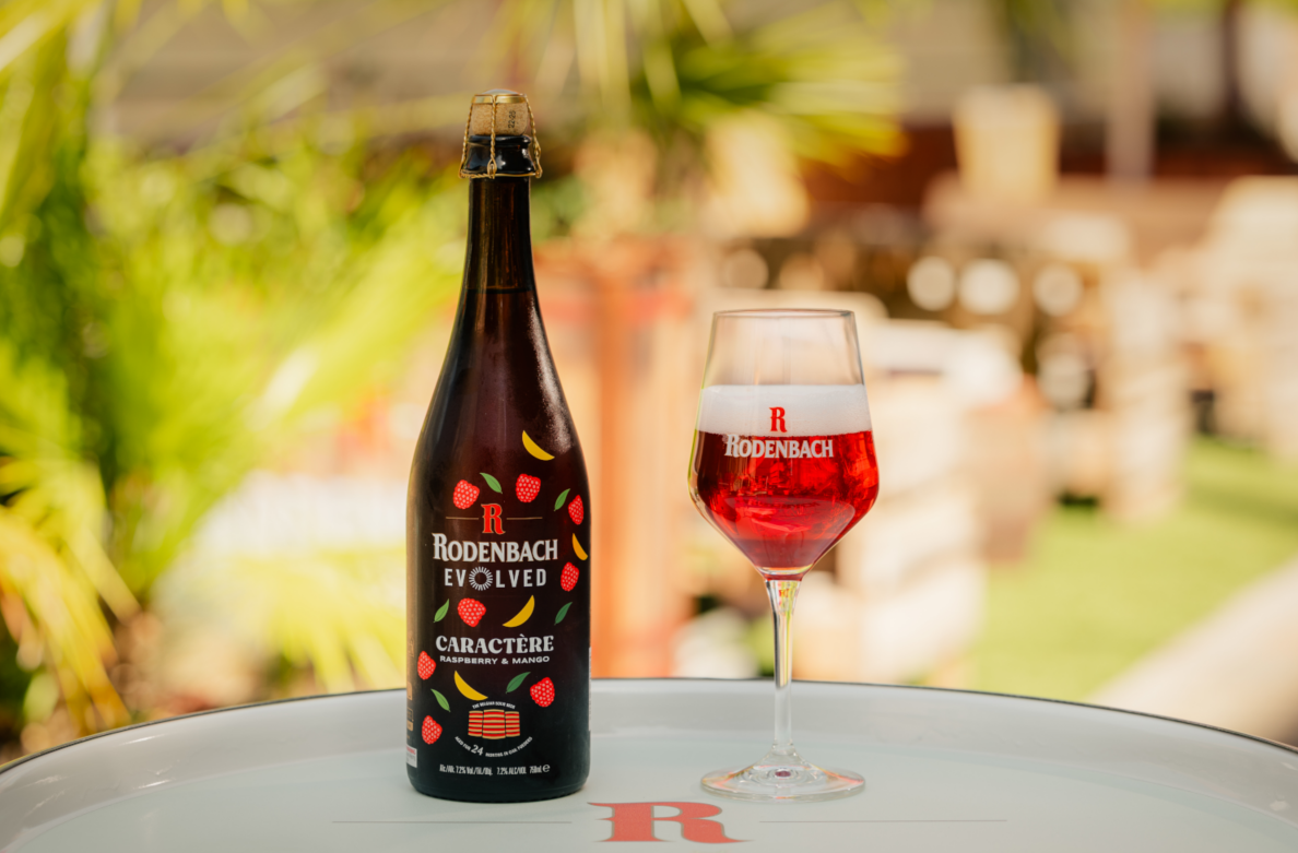 rodenbach evolved caractere bier buiten op een dienblad