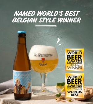 St. Bernardus Wit flesje en glas met de World Beer Awards 2026 badges ernaast.