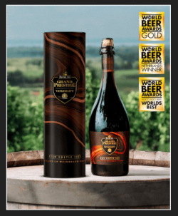 Fles en koker van Grand Prestige Vatgerijpt Weinbrand met alle Awards van World Beer Awards 2026erbij
