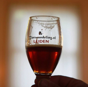Bierwandeling Leiden bierglas met bockbier erin