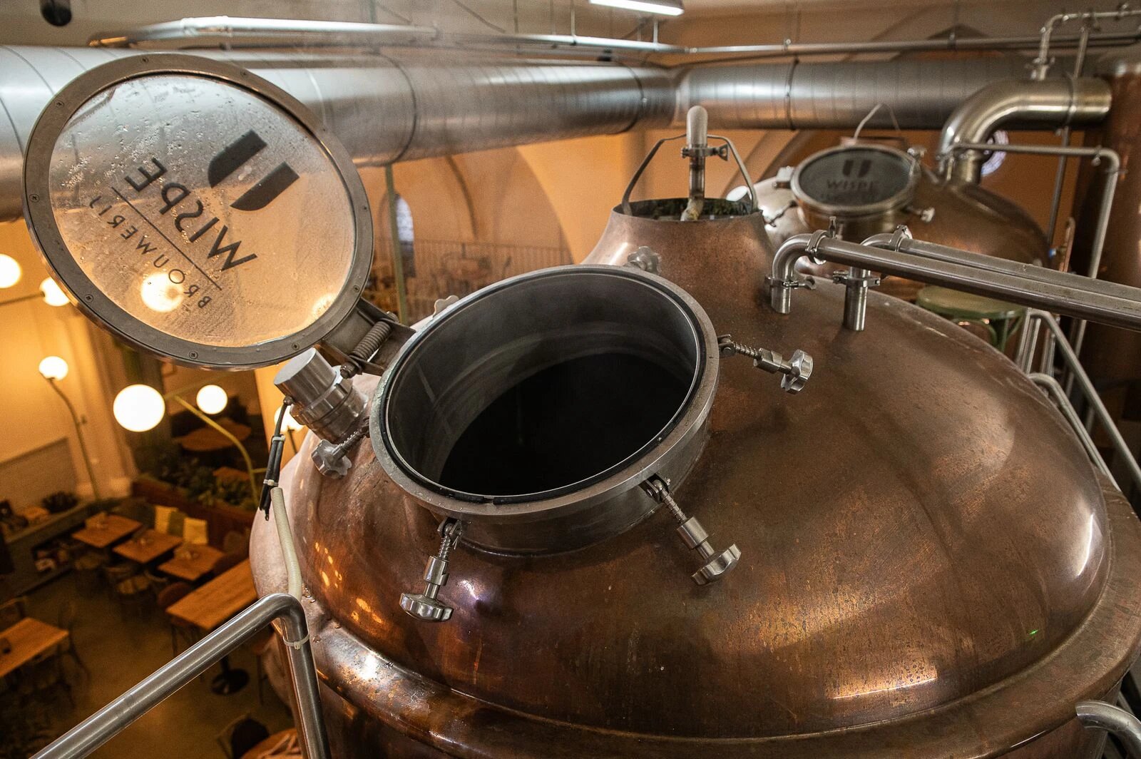Koperen brouwketel met geopend mangat in de brouwerij van Wispe in Weesp.
