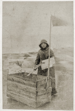 Fotograaf onbekend - Akersloot-Berg naast schilderskist - 1896 of later - Museum Tromps Huys Vlieland