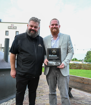 Meesterbrouwer Hertog Jan Micha Peute en Mike Plugge van de Beiaard uit Hoorn