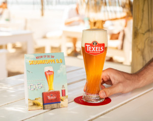 Texels Skuumkoppe 0.0% geserveerd van de tap in een strandtent