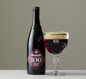 Westmalle Dubbel met 100 etiket grote fles van 75cl en het speciale jubileumglas