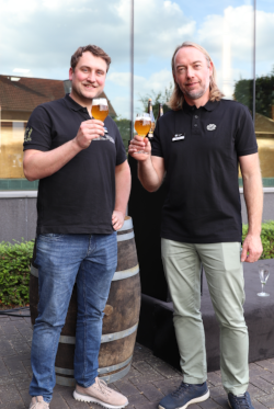 Willem en Marko proosten op hun creatie