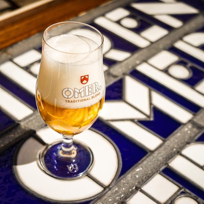 OMER Blond glas op glas in lood raam van de brouwerij