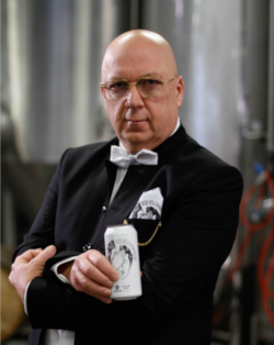 Zanger met blik Volkschampagne in de hand