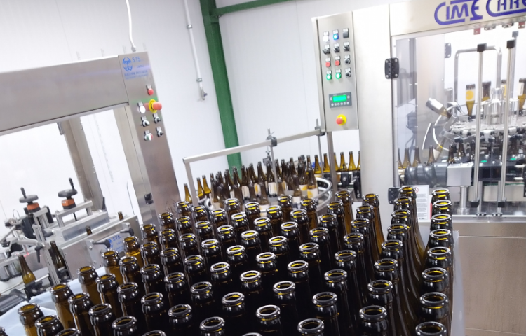 Binnen in de Admiraals bierbrouwerij in Aldstsjerk