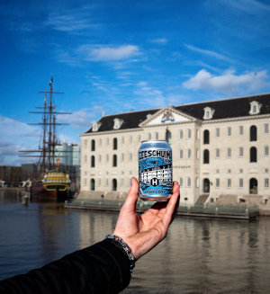 Blikje bier van Homeland bij het Scheepvaartmuseum