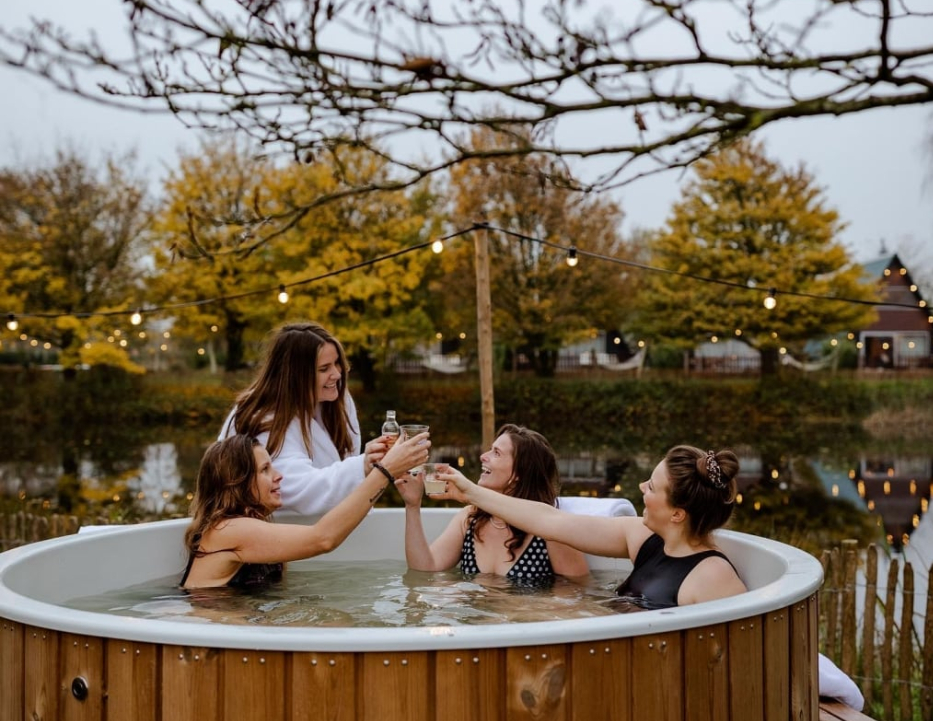 Proosten in de jacuzzi tijdens het Wylde Bierfestival