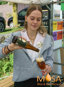 meisje schenkt bier tijdens mosa bierfestival
