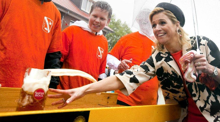 Maxima gooit met bier