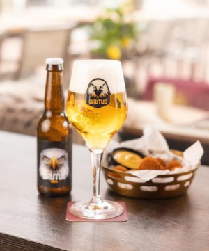 Brutus bier uitgeschonken
