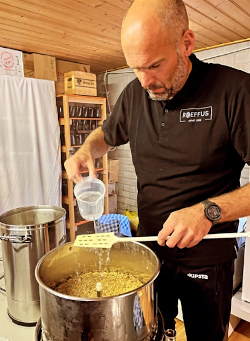 Erwin aan het brouwen