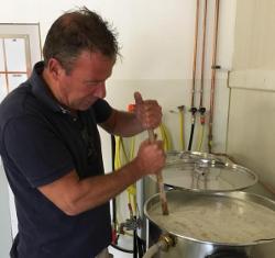 Gosse Dirk aan het brouwen