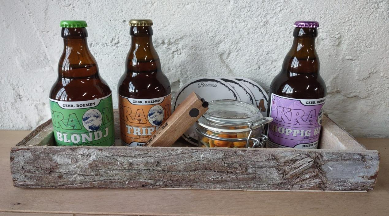 Drie Kraom biertflesjes met opener viltjes en nootjes