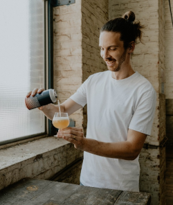 Leander van The Beersteward schenkt bier in