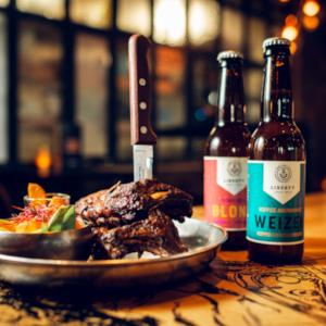 Liberty Craft Beer en spareribs Spareribs met twee flesjes Liberty Craft Beer ernaast