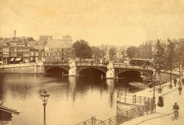 Van Vollenhovens Stout reclame links van de rivier te zien