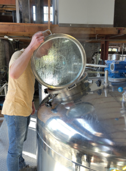 buitenaards brouwer kijkt in de ketel