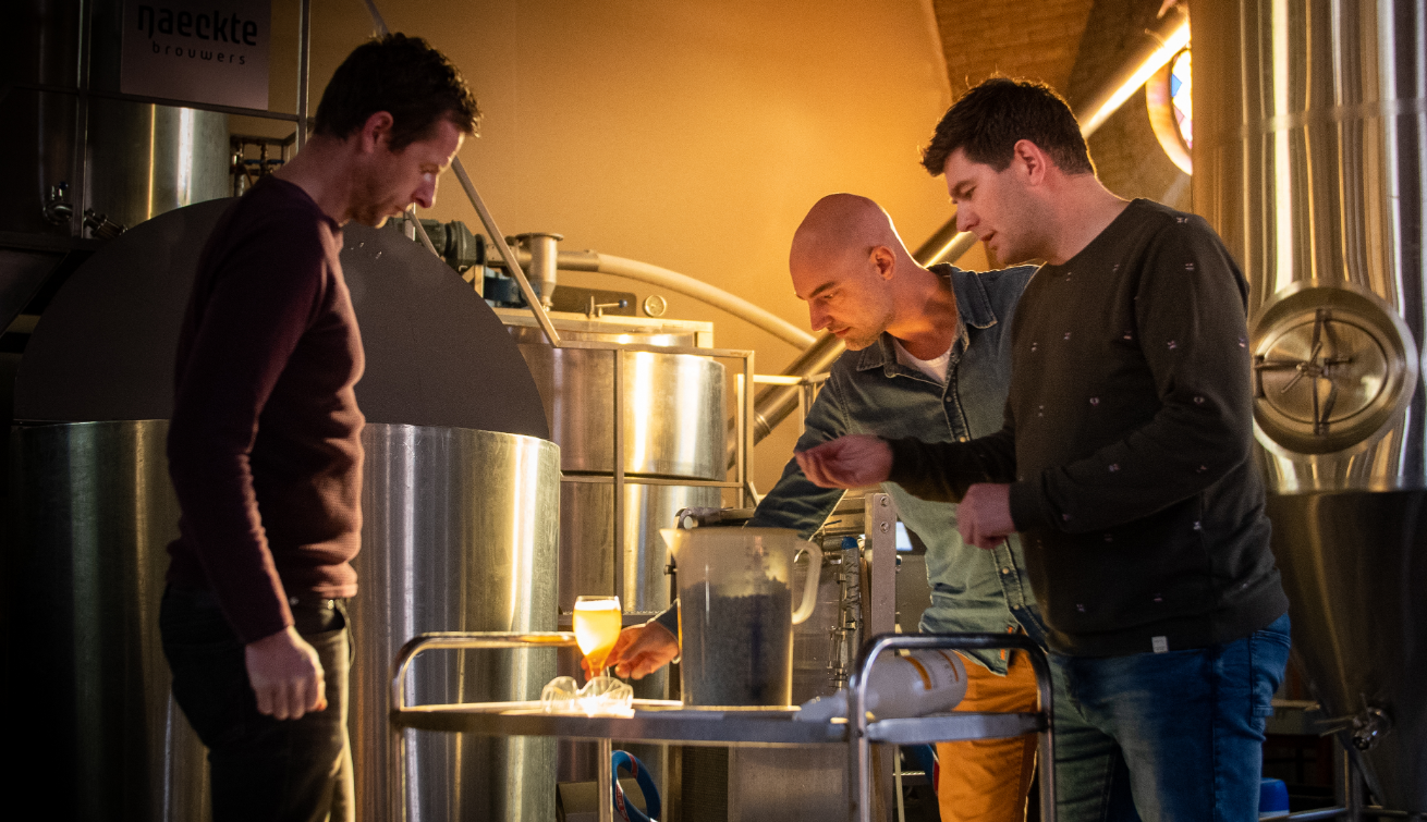 mannen van vijfheeren bier in de Naeckte Brouwers brouwerij