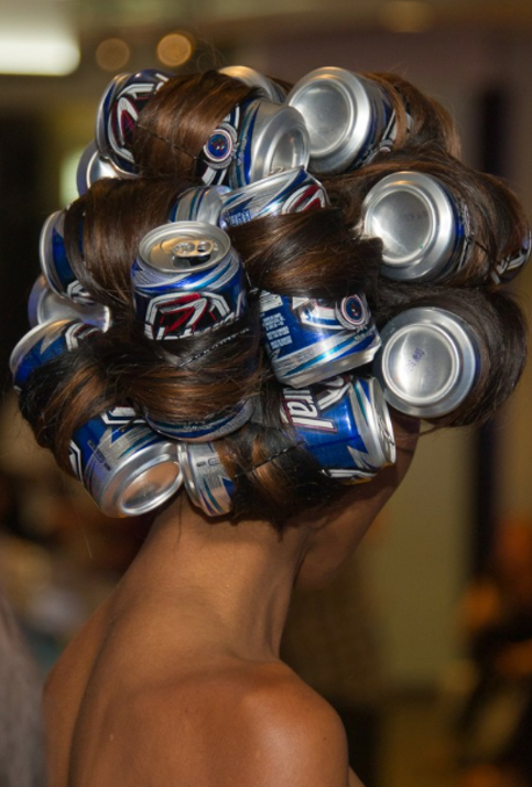 Blikjes bier in het haar