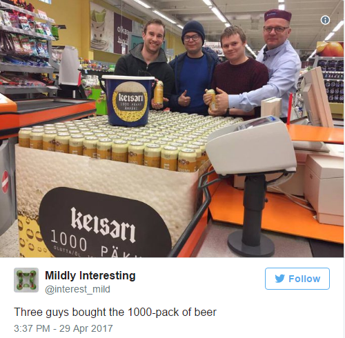 Drie mannen kopen een 1000-pack bier Drie mannen kopen een 1000-pack bier