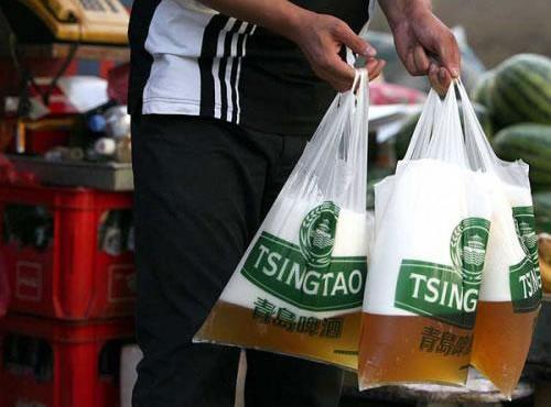 Bier in plastic tas
