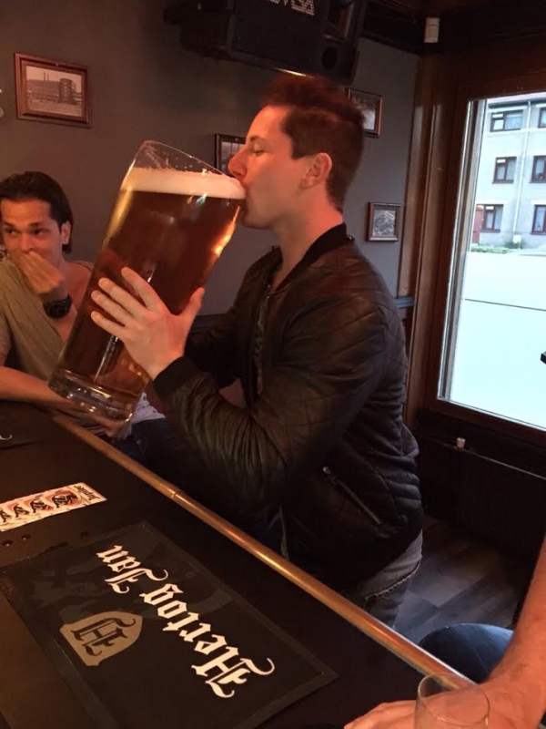 Man drinkt uit bierglas van 7,2 liter | biernet.nl