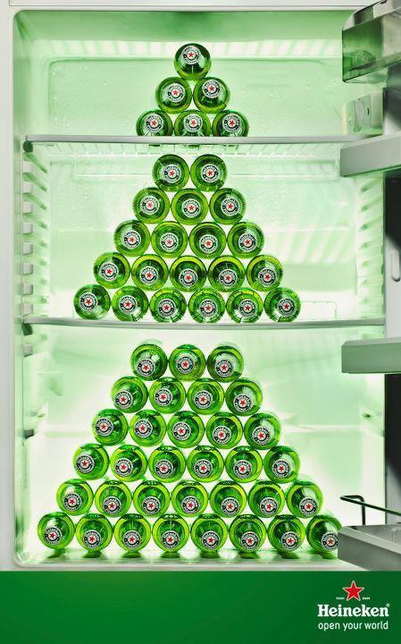 heineken kerstboom in de koelkast van flesjes bier